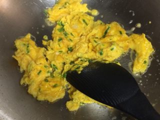 3、番茄炒蛋,如图至略微凝固即可翻炒，尽量不要让蛋烧焦，盛起备用；