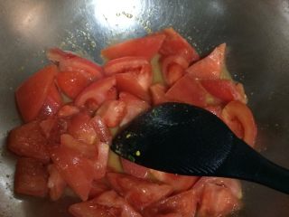 4、番茄炒蛋,如图锅中再倒入少量油，将番茄倒入锅中翻炒，加少许盐、糖；