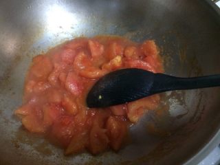 5、番茄炒蛋,如图不断翻炒至番茄呈糊状；
