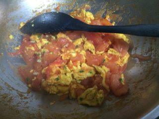 6、番茄炒蛋,如图将之前的炒蛋倒入锅中，与番茄一起翻炒；