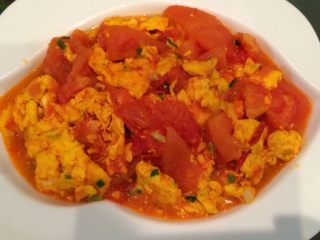 7、番茄炒蛋,如图待蛋表面都均匀地裹上番茄汁就可以出锅了。