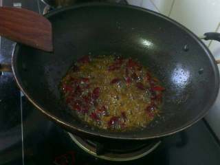 6、自制麻辣香锅,锅底留少许油，加火锅底料炒香；