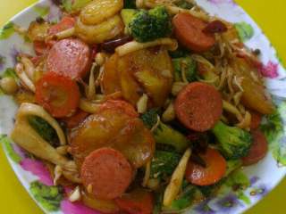 8、自制麻辣香锅,最后加少许白糖 盐 鸡精翻炒调味儿，倒蒜末炒匀盛盘即可！