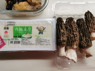 1、羊肚菌蒸豆腐,备齐新鲜食材。