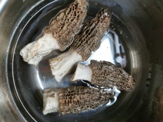 2、羊肚菌蒸豆腐,鲜羊肚菌放清水轻轻泡洗，去除羊肚菌表面的微沙杂物。