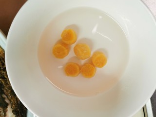 3、羊肚菌蒸豆腐,瑶柱洗一遍，少许温水泡软。