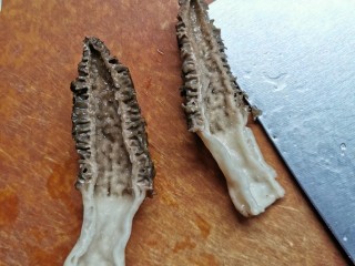 4、羊肚菌蒸豆腐,羊肚菌沥干水，切开两边。