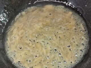 8、羊肚菌蒸豆腐,小火煮开，加盐调味，淀粉打芡。