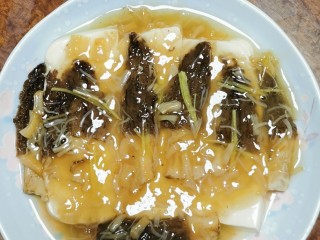 9、羊肚菌蒸豆腐,汤汁淋回羊肚菌上面即可。