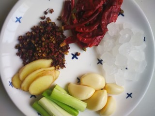 1、卤猪蹄,葱姜蒜、红椒、麻椒、冰糖准备好待用。