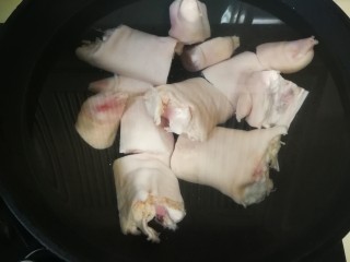 3、卤猪蹄,猪蹄清水浸泡。