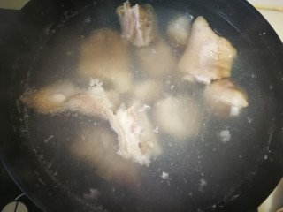 4、卤猪蹄,将锅里放入清水和猪蹄，煮开后撇去浮色。