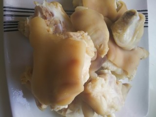 5、卤猪蹄,三分钟后捞出待用。