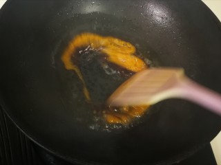 7、卤猪蹄,翻炒至冰糖融化，开始冒泡。