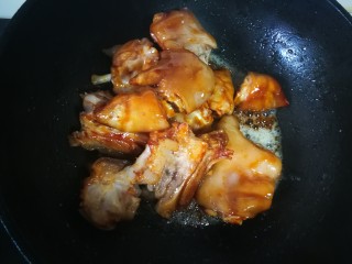 8、卤猪蹄,放入猪蹄翻炒，直到上色。