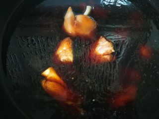 9、卤猪蹄,放入适量清水，水要没过猪蹄。建议水多些，猪脚卤制时间较长。
