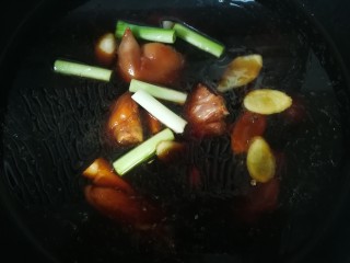 10、卤猪蹄,加入葱姜蒜。