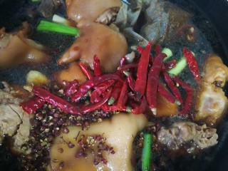 11、卤猪蹄,加入卤料包和红椒、麻椒（不喜欢麻辣可省略）