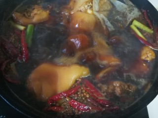 12、卤猪蹄,加入鸡精、盐（汤咸些，肉更入味）