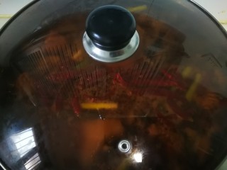 13、卤猪蹄,中火炖煮一个小时。