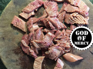 3、炒猪腰花怎么做才能去腥臊味？ ,猪腰外层有个薄膜撕下来，先竖着切，注意不要切断，再横着切不要切断；把打好花刀的腰花切成几段即可。