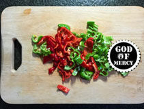 4、炒猪腰花怎么做才能去腥臊味？ ,准备红绿辣椒洗净，切块。