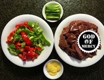 6、炒猪腰花怎么做才能去腥臊味？ ,小葱切段、辣椒切块、生姜切片、腰花打好花刀。