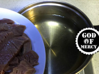 7、炒猪腰花怎么做才能去腥臊味？ ,腰花可以使用白酒来去除，大概一个腰花用100克白酒就可以。再去掉腰花中的臭腺打好花刀以后；把腰花放到白酒中，然后用手挤捏，挤捏之后再放到清水中清洗就可以了。