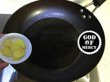 10、炒猪腰花怎么做才能去腥臊味？ ,另起一锅，放入适量的油加入生姜片爆香。