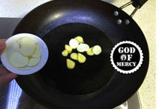 11、炒猪腰花怎么做才能去腥臊味？ ,放入大蒜片