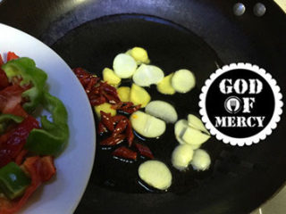 13、炒猪腰花怎么做才能去腥臊味？ ,新鲜的辣椒