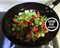 14、炒猪腰花怎么做才能去腥臊味？ ,爆炒一会儿，控干水分。