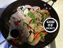 15、炒猪腰花怎么做才能去腥臊味？ ,.倒入腰花的同时紧跟着倒入1勺的料酒，翻炒半分钟。加进1勺生抽。