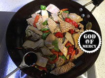 16、炒猪腰花怎么做才能去腥臊味？ ,加入味极鲜1勺。