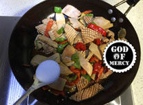 17、炒猪腰花怎么做才能去腥臊味？ ,放进1勺盐；半勺白糖，快速爆炒大概2分钟。