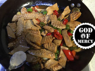 18、炒猪腰花怎么做才能去腥臊味？ ,加进鸡粉调味料。