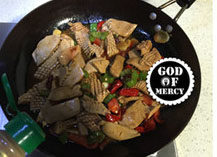 20、炒猪腰花怎么做才能去腥臊味？ ,最后倒上一点醋，醋的量不要多，沿着锅边倒入同时关火后，翻炒几下出锅。出锅前撒上胡椒粉即可。