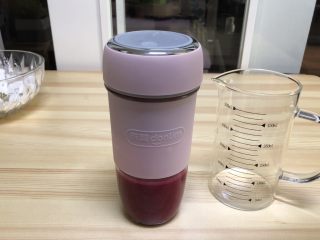 3、火龙果水果凉皮,火龙果肉100g加清水80g用榨汁杯榨成果汁