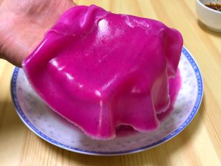 9、火龙果水果凉皮,做好的凉皮放入凉水中脱模取下，凉水最好是提前凉白开水冰箱冷藏几个小时。