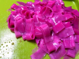 10、火龙果水果凉皮,做好的凉皮切成条状