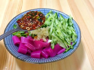 12、火龙果水果凉皮,加入2勺油泼辣子，粗细辣椒粉加葱花和芝麻，用热油泼入就是油泼辣子。