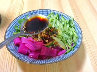 13、火龙果水果凉皮,再来1勺生抽酱油，醋就不用放了，因为蒜水中就有白醋。