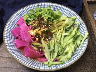 14、火龙果水果凉皮,拌一拌，一道美味的水果凉皮就做好了