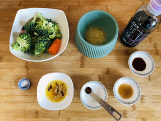 1、蒜蓉西兰花,先把需要的食材提前准备。