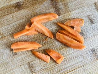 3、蒜蓉西兰花,胡萝卜去皮切薄片，胡萝卜一丢丢即可这里主要是为了配色。