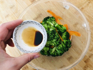 7、蒜蓉西兰花,加入酱油调味。