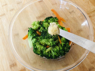 9、蒜蓉西兰花,蒜泥。