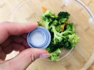 11、蒜蓉西兰花,最后根据自己口味加一点点食盐调咸味。