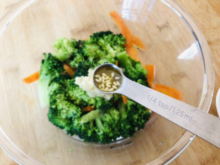 10、蒜蓉西兰花,喜欢吃辣可以来点辣椒油非常香哦。