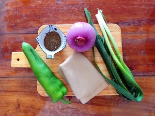 1、家常孜然四宝,首先我们准备好所有食材！